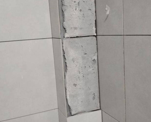 响水瓷砖空鼓维修公司分享下瓷砖施工前基层浇水润湿程度不足，可能导致以下问题